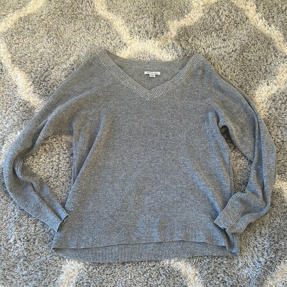 American Eagle Gray knit Vneck Sweater size Small